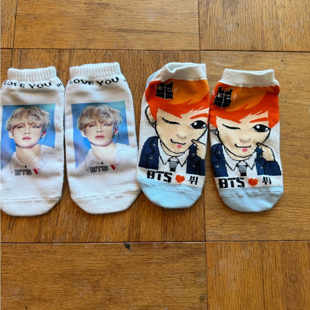 V Character Socks Set - White and Orange